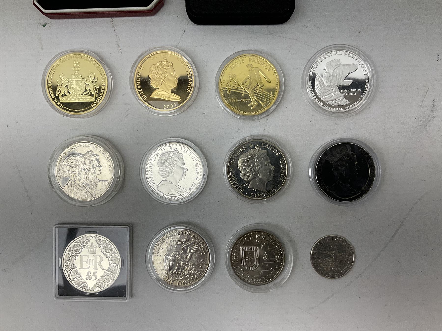 Coins including United States of America 1885 Morgan dollar, Queen Elizabeth II Bailiwick of Guernsey 20012 and 2013 five pound coins, Isle of Man Paddington Bear 2008 one crown, various other commemorative coins etc