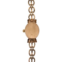 Genève ladies 9ct gold quartz wristwatch, on integral 9ct gold bracelet, London 1990