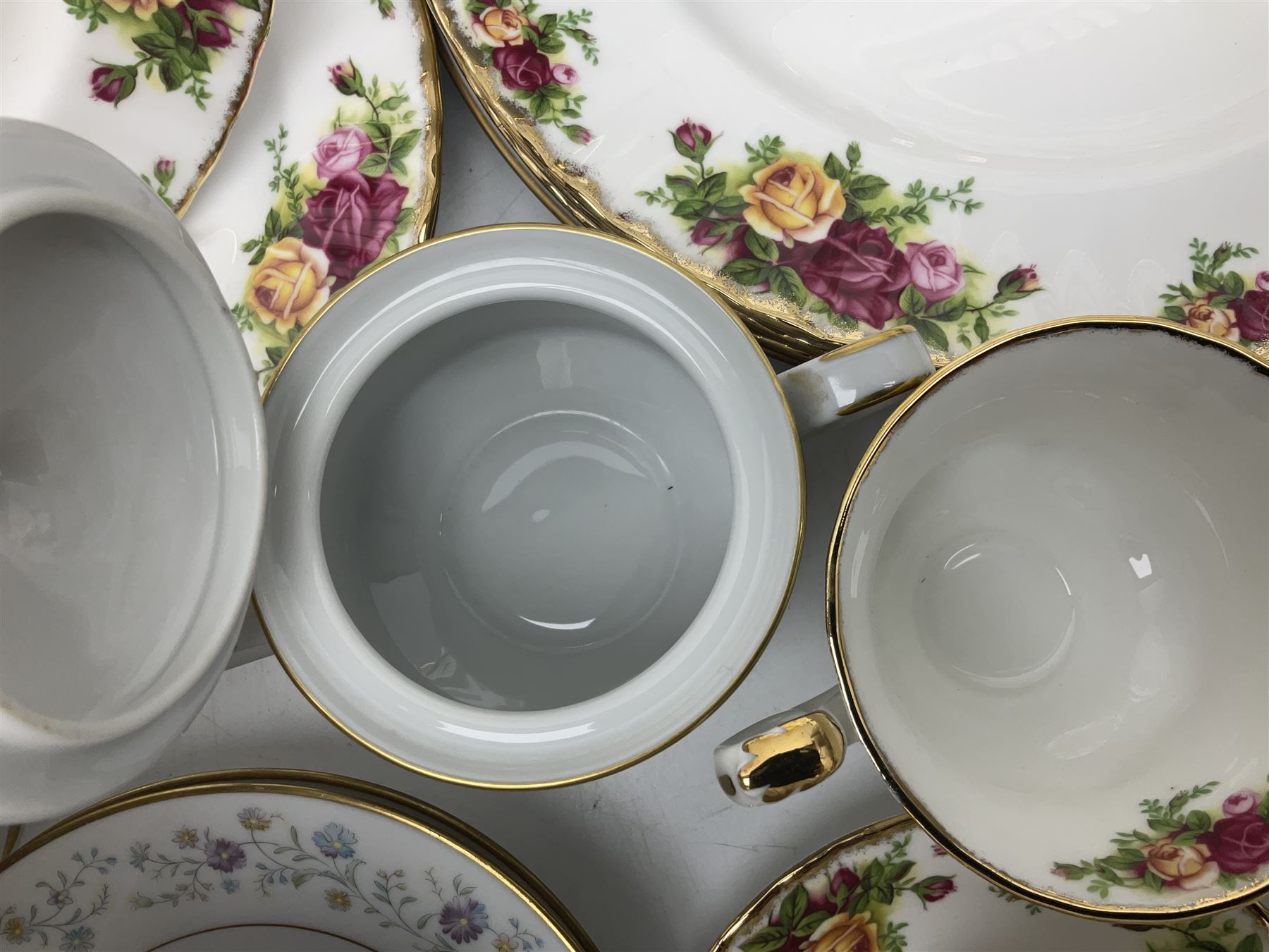 Royal Albert Old Country Roses pattern dinnerwares, to include four dinner plates, four cups and saucers etc, together with Noritake tea service 