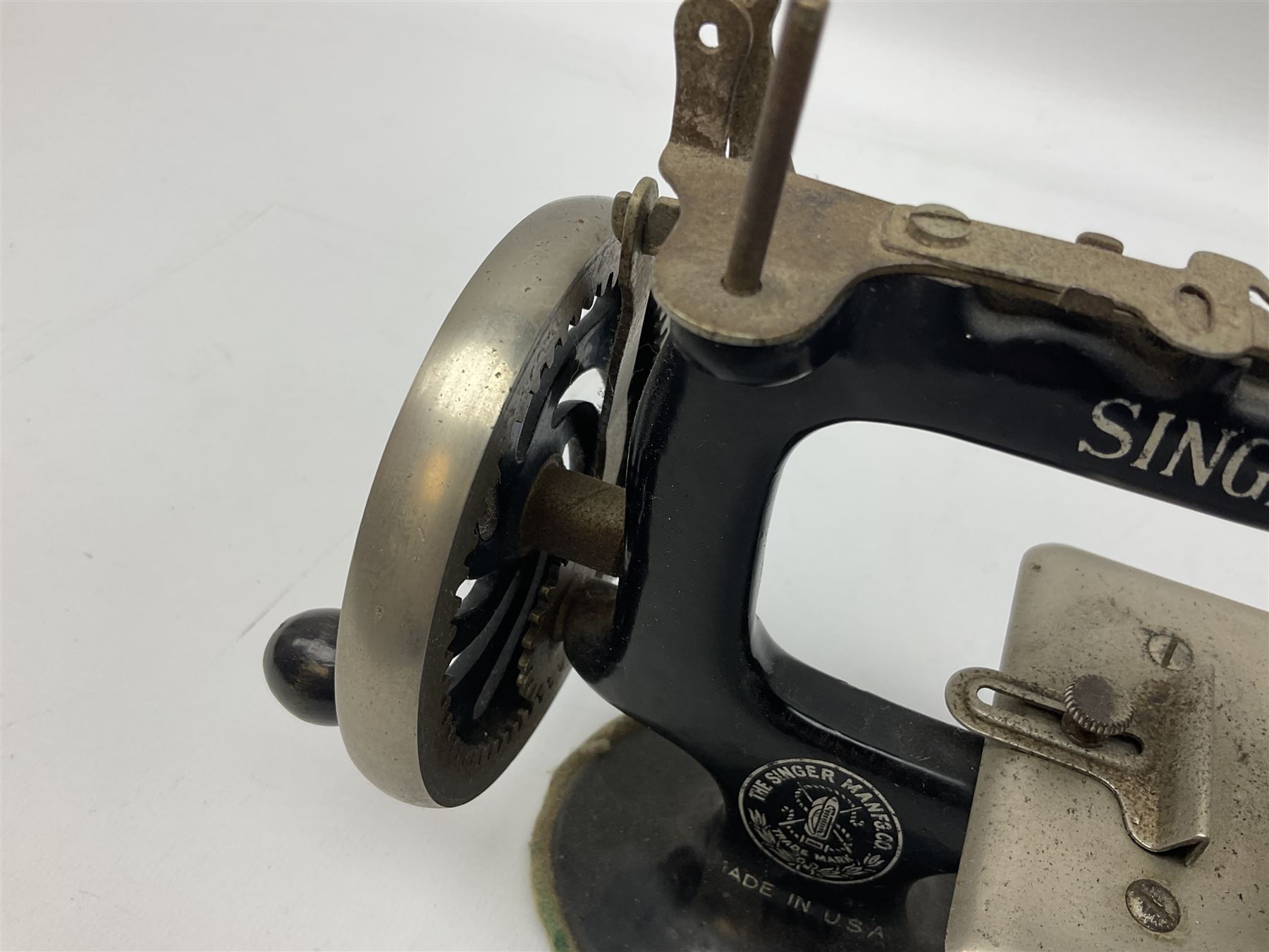 Singer mini sewing machine, together with Holly hobbie mini sewing machine and other sewing machine models, Singer H15cm