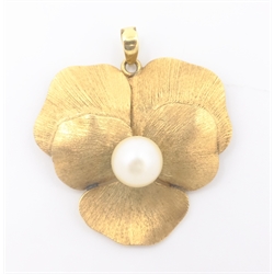  Stylised pansy design pearl and gold pendant stamped K14 approx 5.2gm  