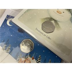 Great British and World coins, including two The Royal Mint Experience 2018 Sir Isaac Newton fifty pence coins on cards, commemorative crowns, Queen Elizabeth II 1999 five pounds, pre-decimal coinage, various Isle of Man fifty pence pieces etc