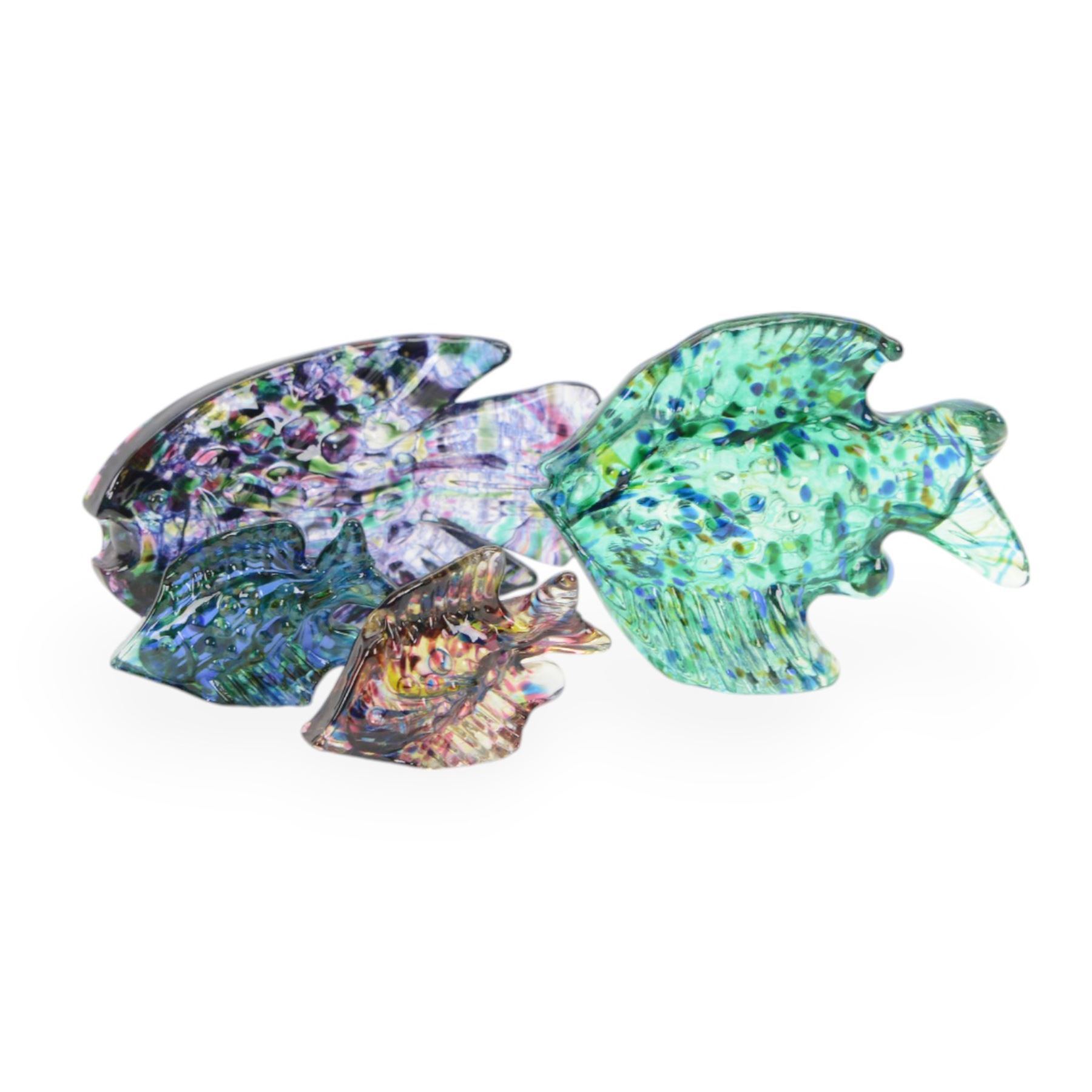 Two Whitefriars dilly ducks, together with four Isle of Wight Glass fish 