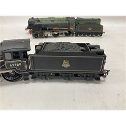 Various makers ‘00’ gauge - Hornby Class D41/1 4-4-0 ‘Yorkshire’ locomotive no.62700 in BR black and Green Schools Class 4-4-0 ‘Wellington’ locomotive no.30902 in BR green; G&R Wrenn Class R1 Tank 0-6-0T locomotive no.1127 in green; Trix Trains Class A2 4-6-2 ‘A.H.Peppercorn’ locomotive no.525 in LNER green (4) 