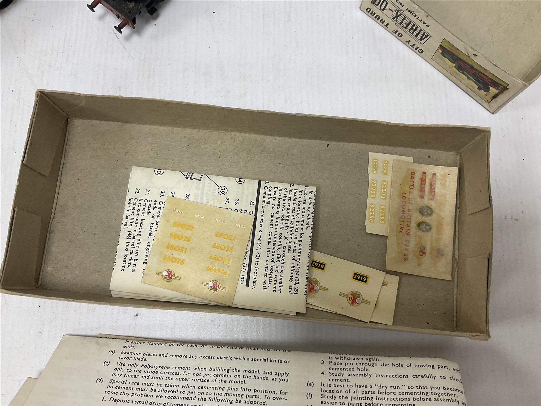 ‘00’ gauge - Airfix locomotive model kits comprising series 4 City of Truro kit and empty series 4 box, series 4 Mogul, two series 4 Harrow kits, all boxed; together with Rosebud Kitmaster Stirling kit and quantity of loose plastic locomotives and tenders from Airfix, Kitmaster, Ratio etc 