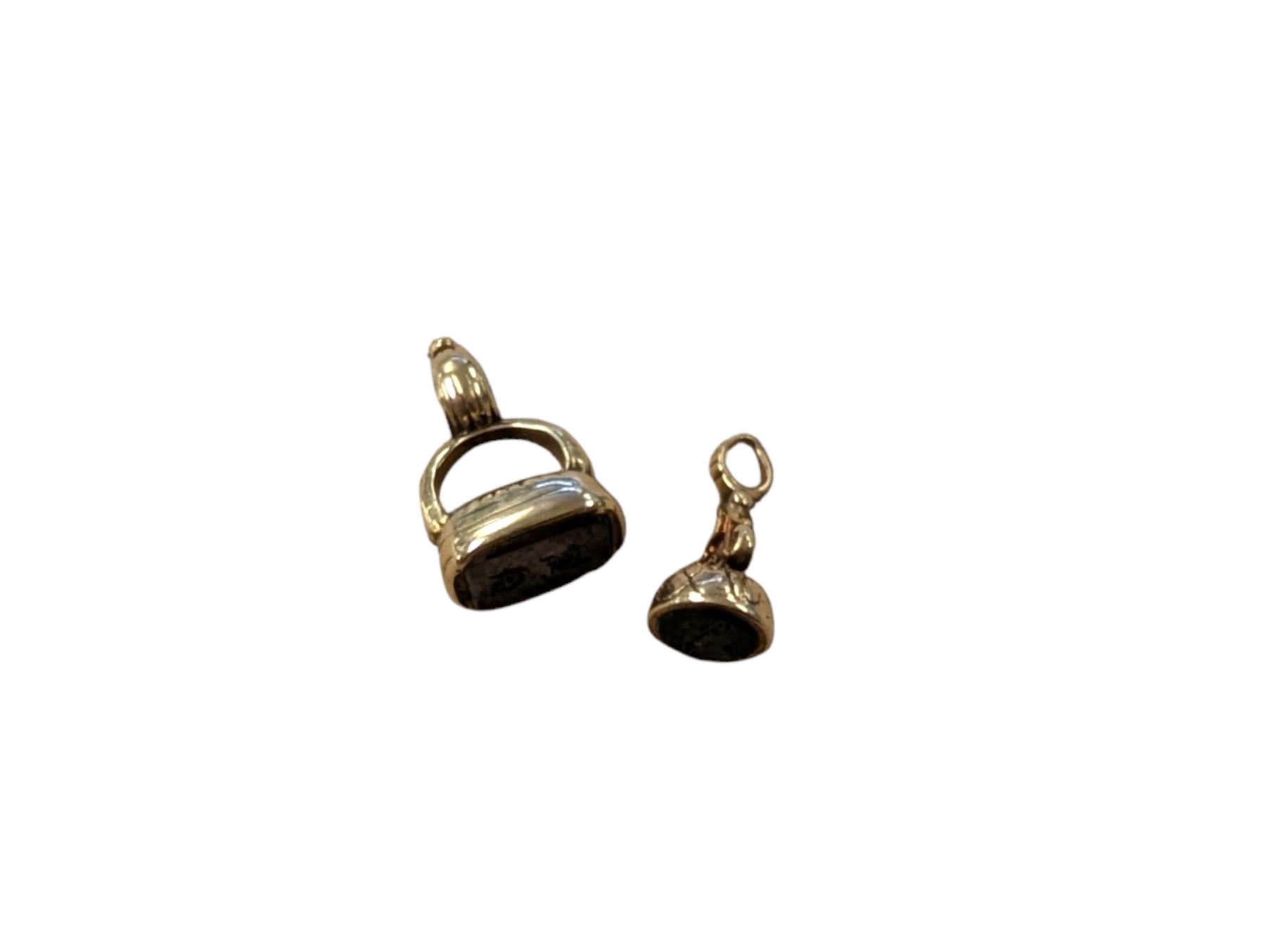Two 9ct gold fob seals, to include bloodstone example engraved 'Anna' and a quartz example engraved with initials