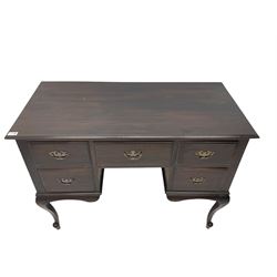 Early 20th century mahogany kneehole desk dressing table, fitted with five drawers, on cabriole supports