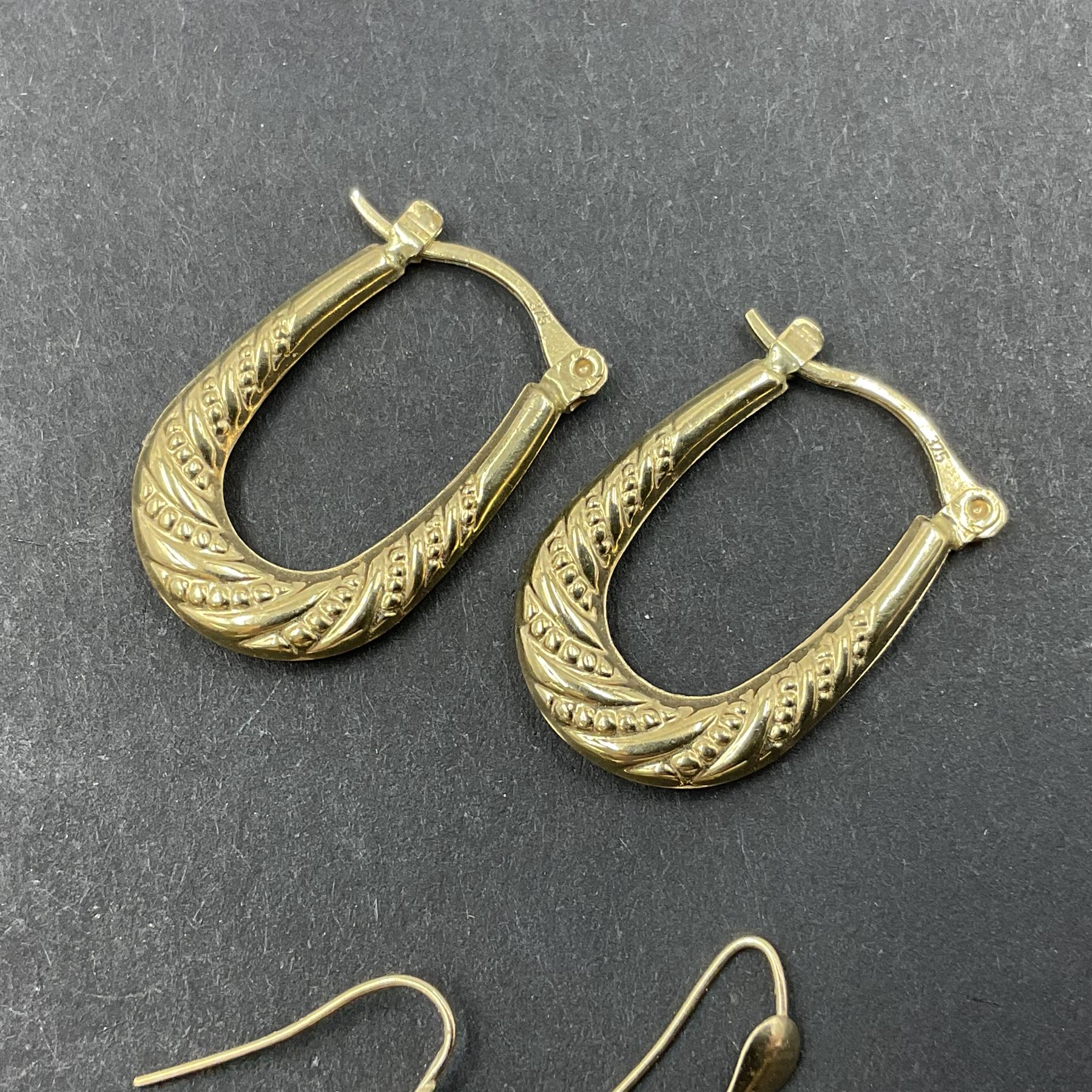 9ct gold jewellery, to include twist design herring bone link necklace, pair of textured hoop earrings and a pair of Italian horn pendant earrings