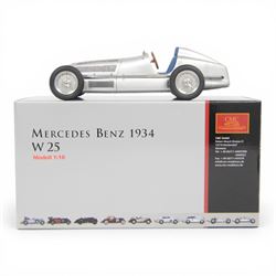 CMC 1:18 scale diecast model car no.M033 Mercedes Benz W25 1934 in silver, boxed