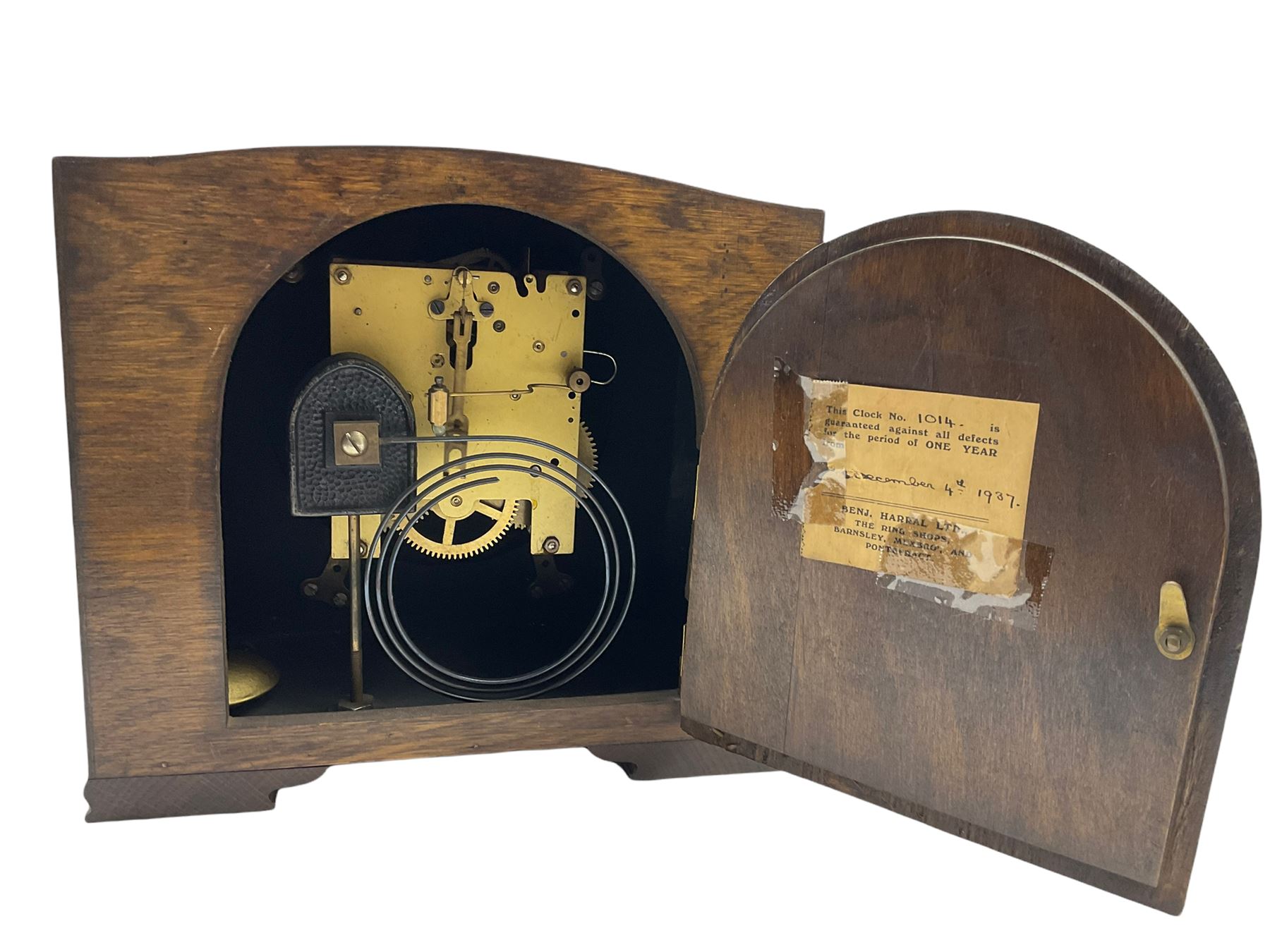 A 1930’S Art Deco 8-day striking mantle clock in a rectangular oak case on raised feet, with a corresponding square dial, hours in Arabic numerals and minute track, with pierced silvered hands, chrome winding collets and a square chrome bezel, striking the hours and half-hours on a coiled gong. 
With pendulum.

