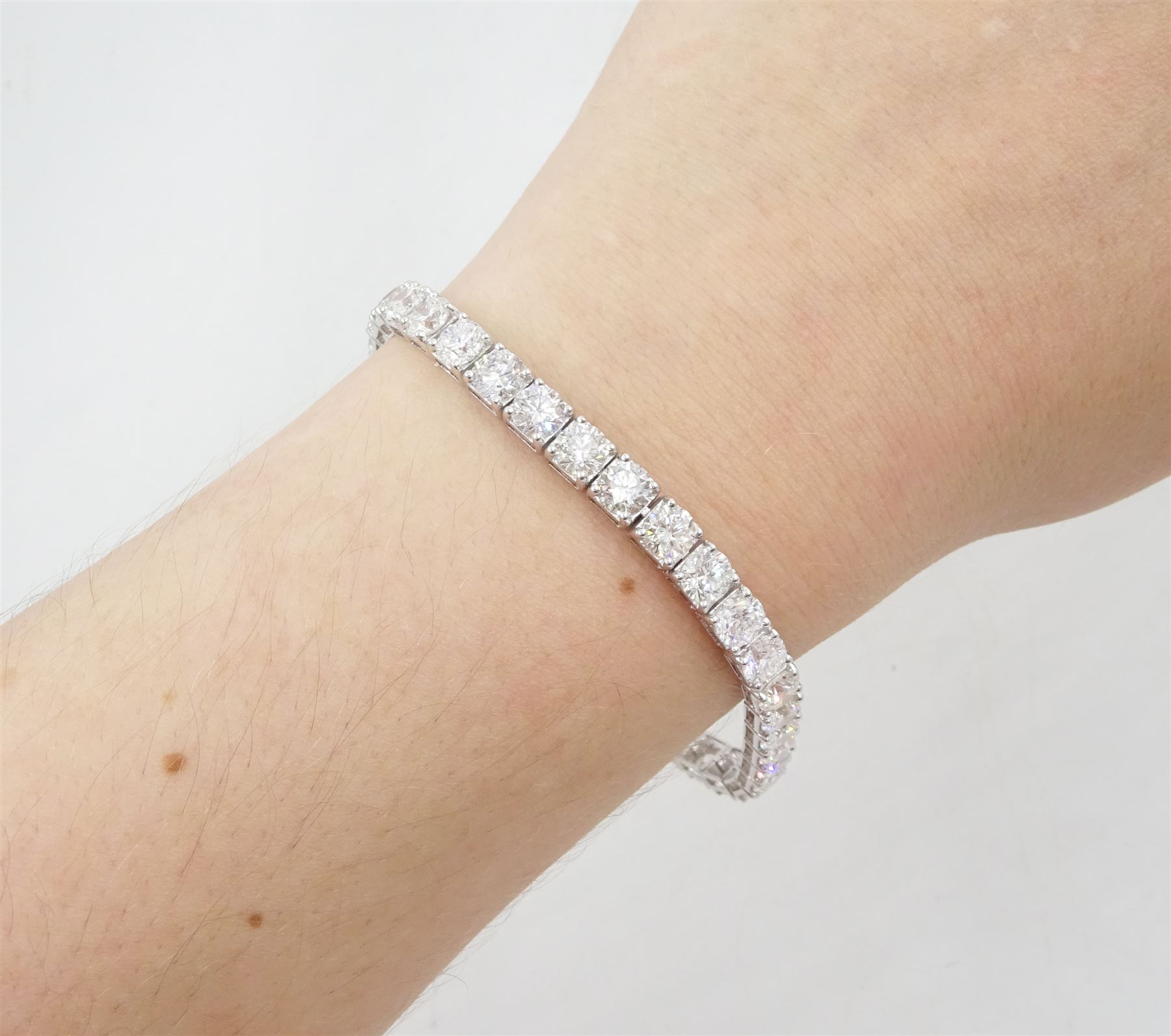 18ct white gold round brilliant cut diamond bracelet, stamped, total diamond weight approx 14.20 carat