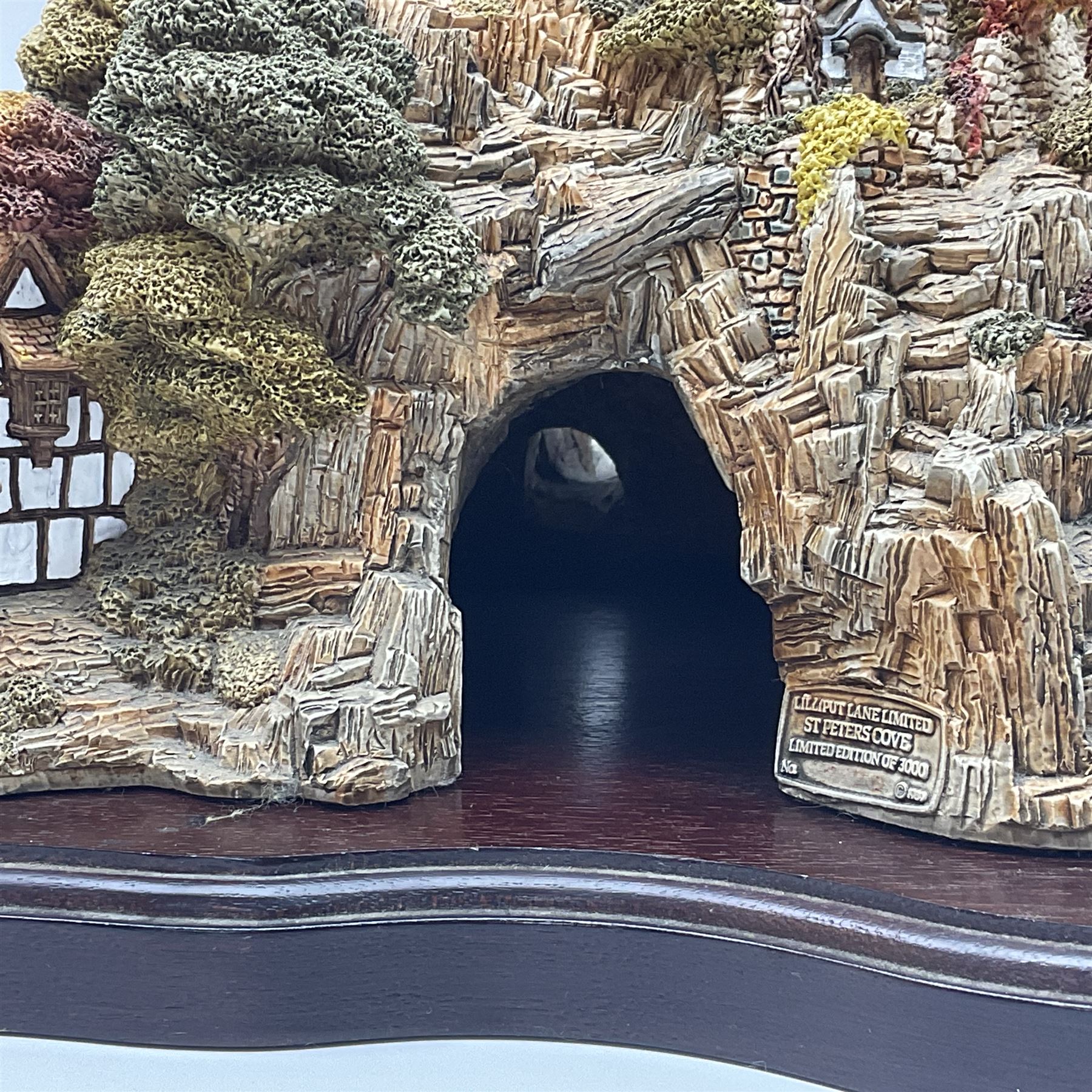 Lilliput lane St. Peters Cove with display plinth and original box 