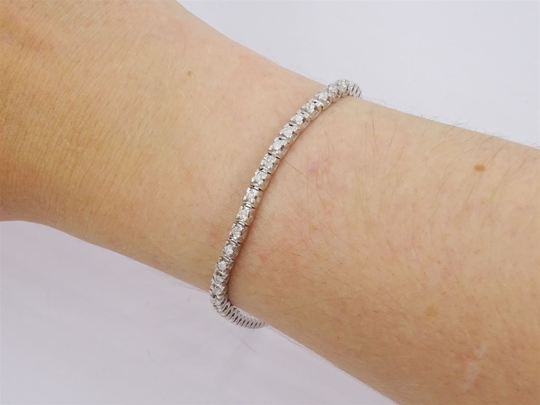 18ct white gold round brilliant cut diamond line bracelet, stamped 750, total diamond weight approx 1.40 carat