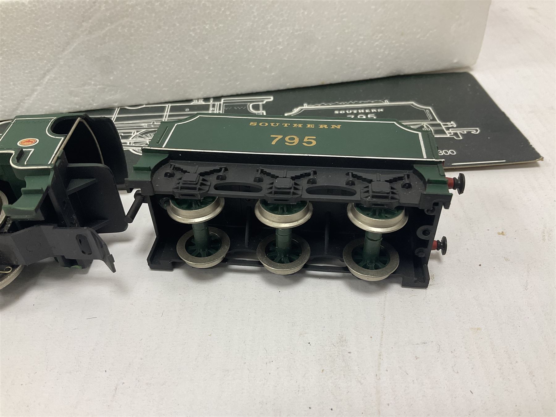 Hornby ‘00’ gauge - Class N15 4-6-0 ‘Sir Dinadan’ locomotive no.795 in SR green; Coronation Class 7P 4-6-2 ‘Duchess of Sutherland’ locomotive no.6233 in LMS maroon; Class 7P 4-6-2 ‘The Princess Royal’ locomotive no.6200 in LMS maroon; Class A4 4-6-2 ‘Mallard’ locomotive no.60022 in BR green; in original boxes (4) 