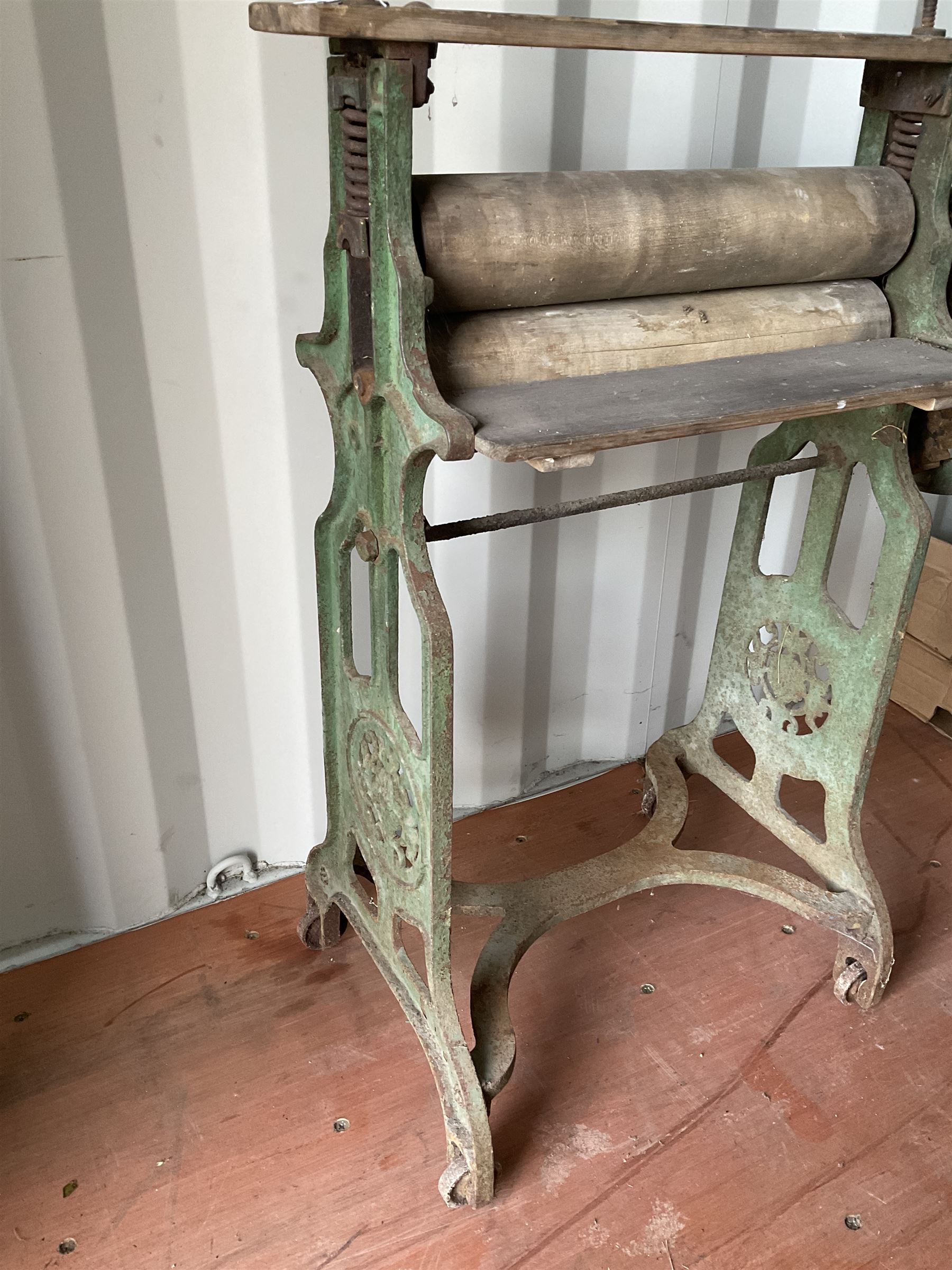 Cast iron and wood mangle - THIS LOT IS TO BE COLLECTED BY APPOINTMENT FROM DUGGLEBY STORAGE, GREAT HILL, EASTFIELD, SCARBOROUGH, YO11 3TX