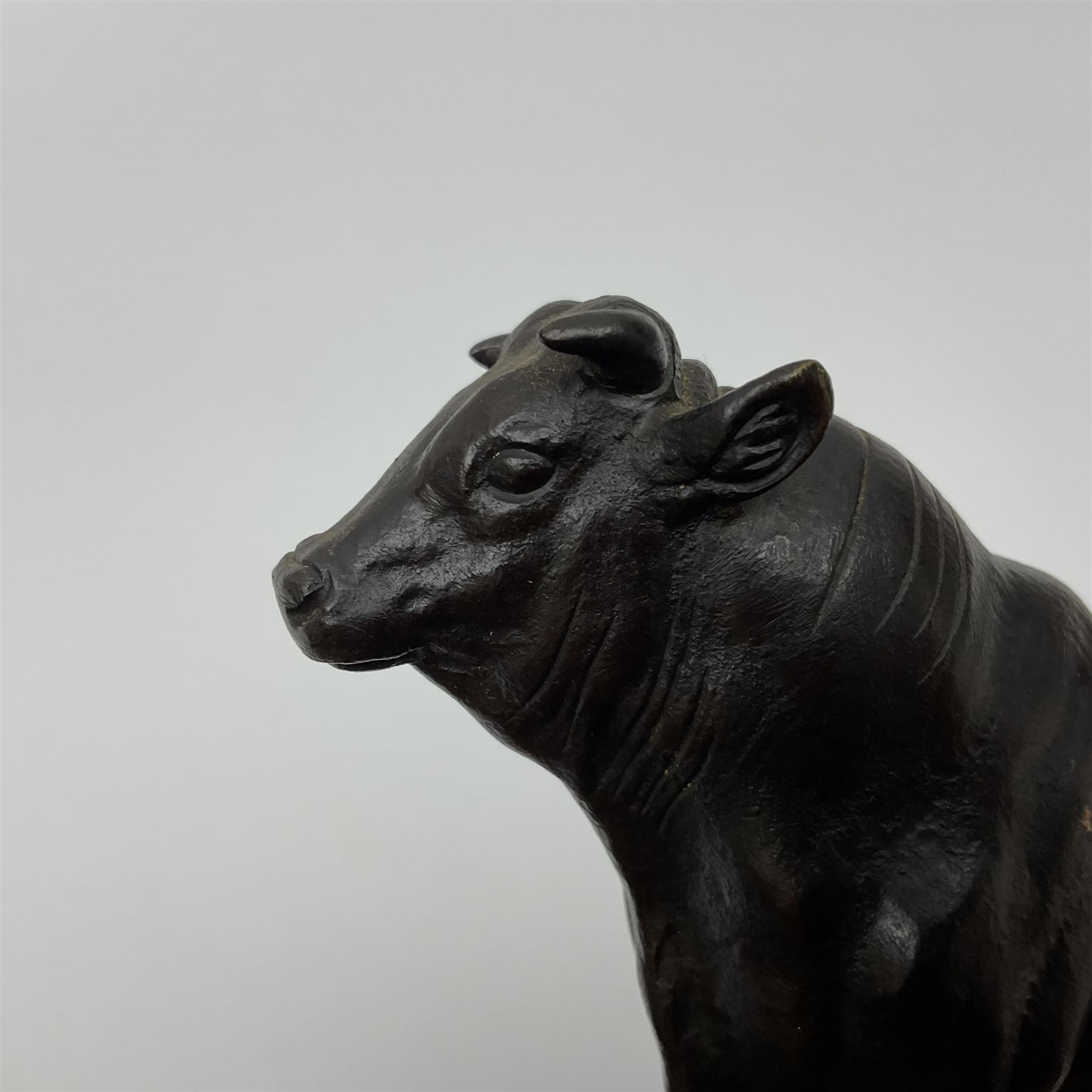 After Antoine-Louis Barye, bronze figure of a bull, upon a rectangular base, H10cm 