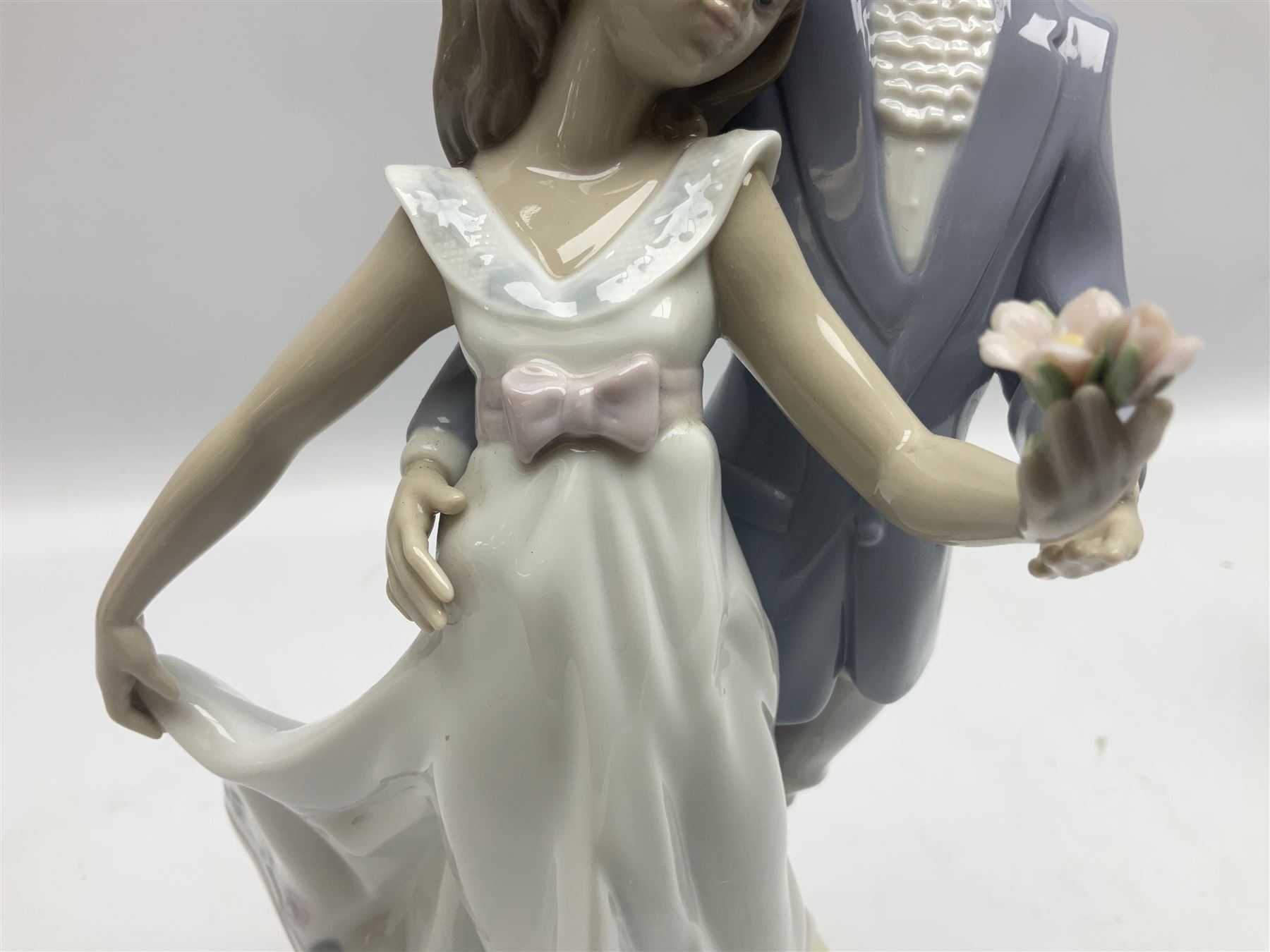 Two Lladro figures, comprising Now & Forever no 7642 and Kiss & Make Up no 5555, largest example H28cm