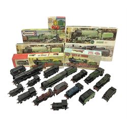 ‘00’ gauge - Airfix locomotive model kits comprising series 4 City of Truro kit and empty series 4 box, series 4 Mogul, two series 4 Harrow kits, all boxed; together with Rosebud Kitmaster Stirling kit and quantity of loose plastic locomotives and tenders from Airfix, Kitmaster, Ratio etc 