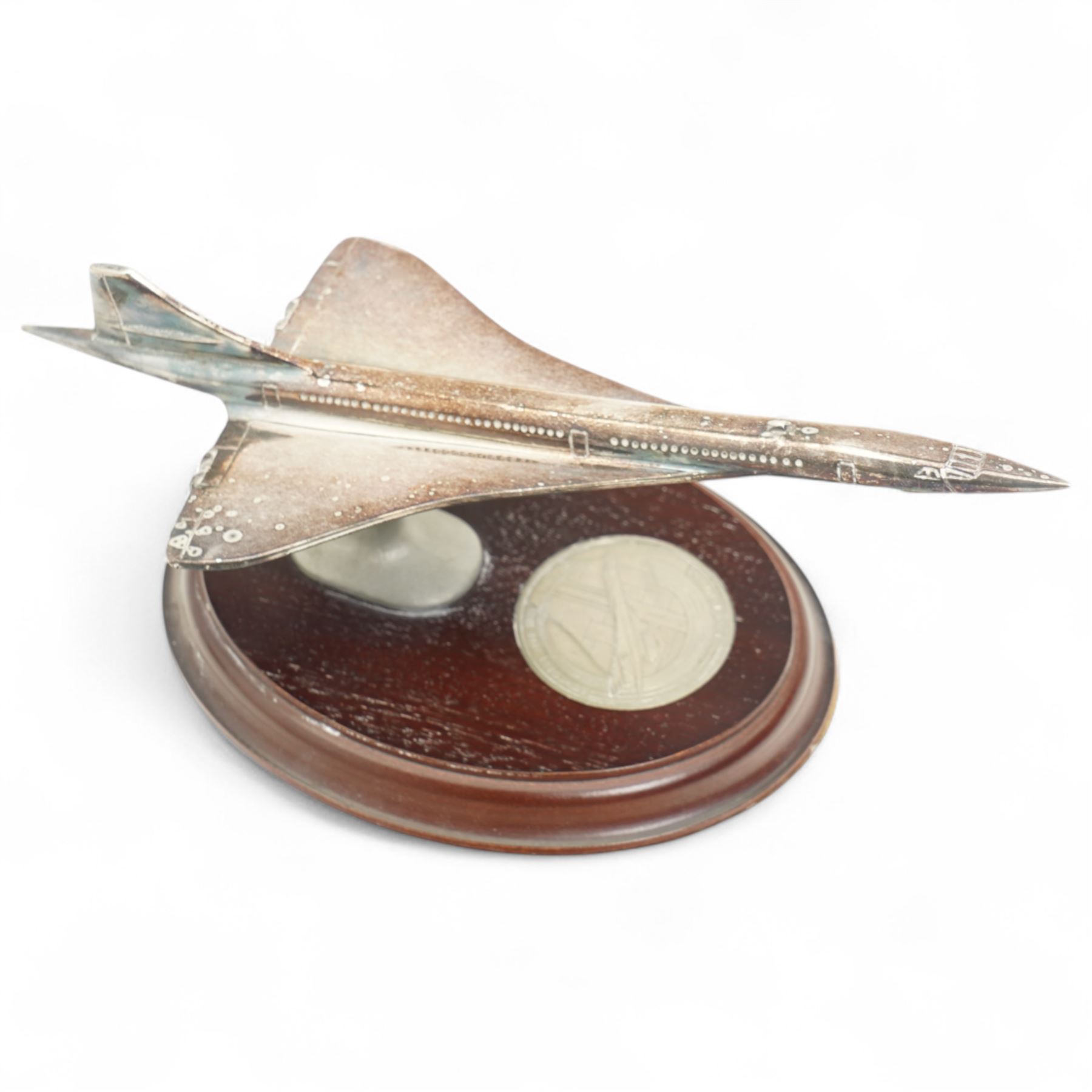 Limited edition silver plate Concorde 'Queen of the Skies' model, base set with commemorative £5 coin, edition no. 0629 of 2450, plane W19cm