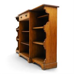 Early 20th century mahogany breakfront open bookcase, the shaped rectangular top with moulded edge, fitted with single frieze drawer over to open shelves, flanked by two shelves to each side with shaped uprights, on bracket feet