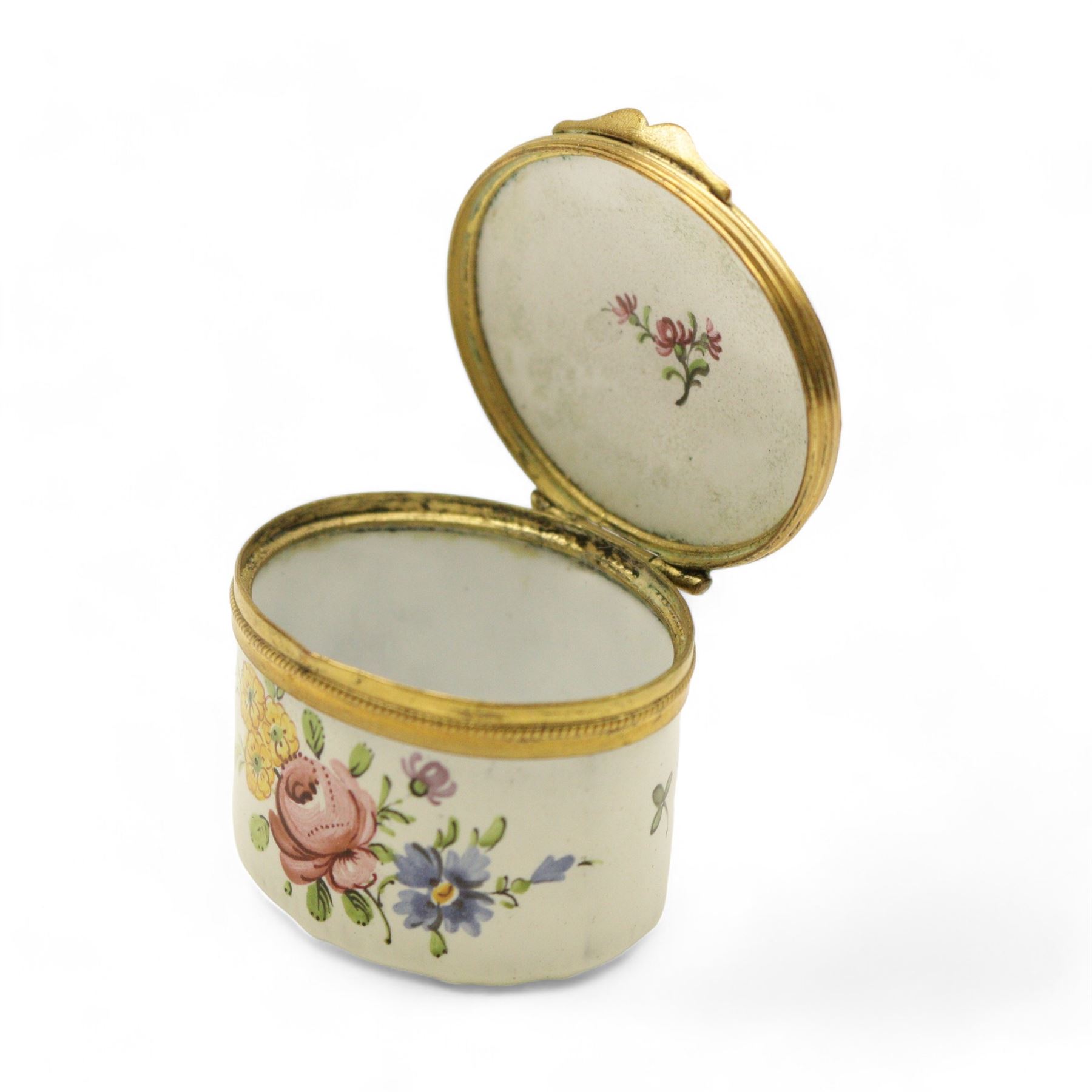 19th century enamel pill box, the lid decorated with an English countryside scene, H3cm