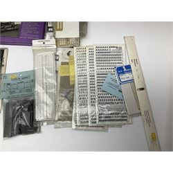 '00' gauge layout accessories - Langley Miniatures Footbridge kit, wagon kits by Nu-Cast, Colin Ashby, Slaters etc, layout chippings, fencing, sprues of figures and accessories, switches and motors, Peco Lectrics, name plates, transfers etc; most boxed or packaged