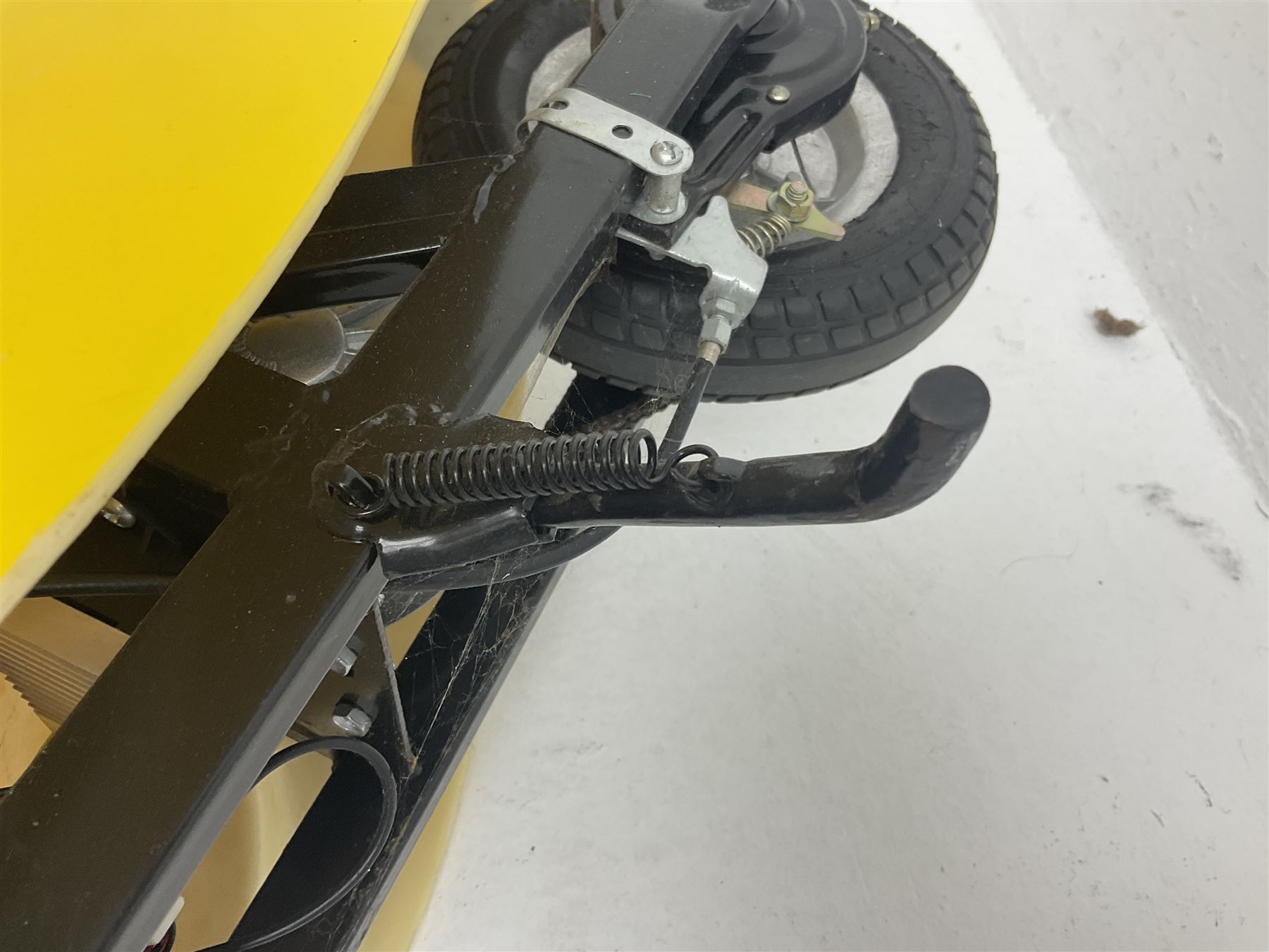 E-Scooter yellow electric 2-wheel scooter with seat and charger L106cm