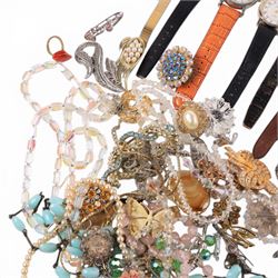9ct gold cameo ring, silver rings and a silver brooch and a collection of costume jewellery