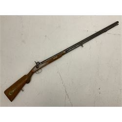 20th century Indian percussion musket, the 81cm octagonal barrel with under rib and ramrod, brass fittings including front and rear swivels, oak half stock with cheek piece and chequered pistol grip stamped 1589 L124.5cm overall