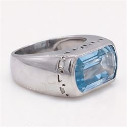 18ct white gold Swiss blue topaz ring, bezel set with a single vari-cut topaz, stamped 750