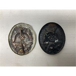 Two WW2 German wound badges - gilt grade and black grade (2)