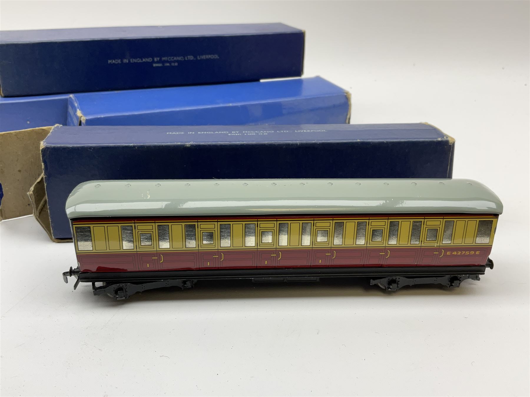 Hornby Dublo - two D1 LNER Corridor Coaches comprising First/Third, in pale blue box and Third in medium blue box; two D11 BR/ER Corridor Coaches First/Third and Brake/Third, in medium and dark blue boxes; and D12 BR/LMR First/Third Corridor Coach in dark blue box (5)
