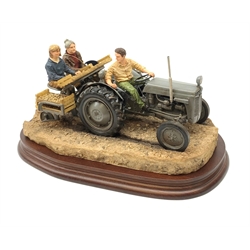 A limited edition Border Fine Arts figure group, Main Crop, model no B1162 by Ray Ayres, 550/950, on wooden base, figure L26cm, with accompanying certificate. 