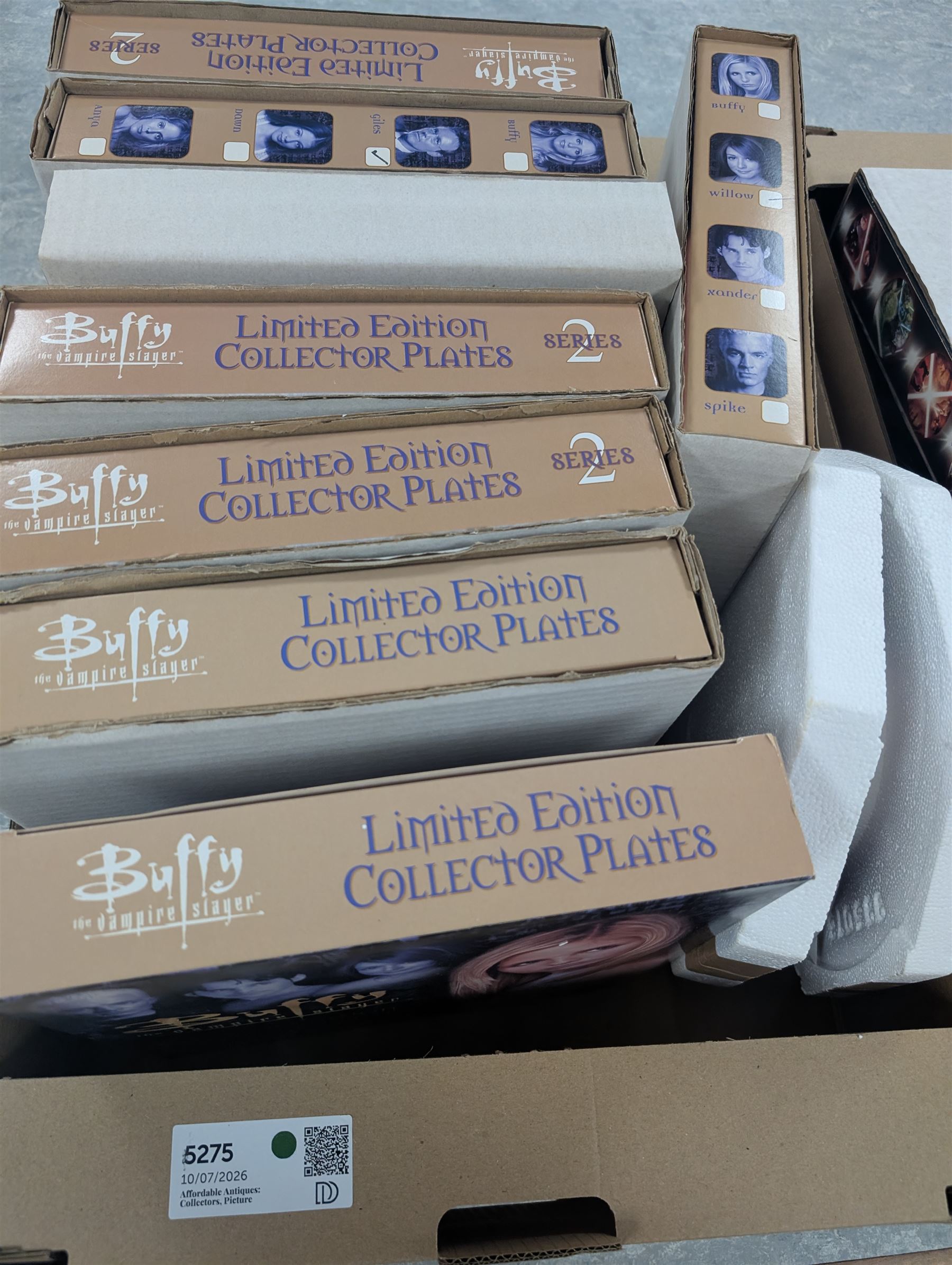 Limited edition collector's plates, including Doctor Who, Buffy the Vampire Slayer, Star Wars, Lord of the Rings and Star Trek examples, mostly boxed and some empty boxes