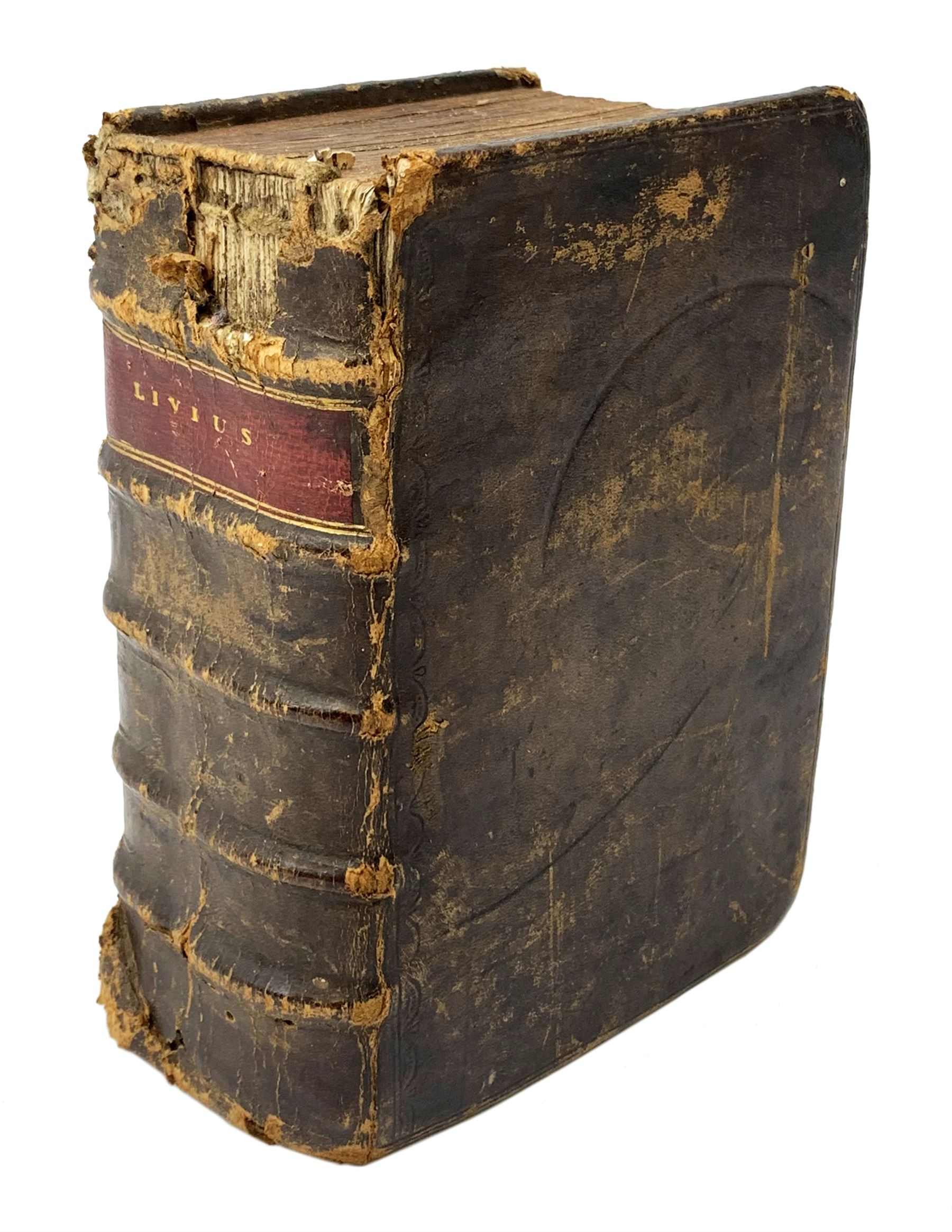 Titi Livii Patavini Romanae Historiae Principis, Libri Omnes, Quotquot Ad Nostram .... 1589. London Edmundum Bollifantum. Six parts in one. Latin. Engraved title page. Full calf binding with ribbed spine.