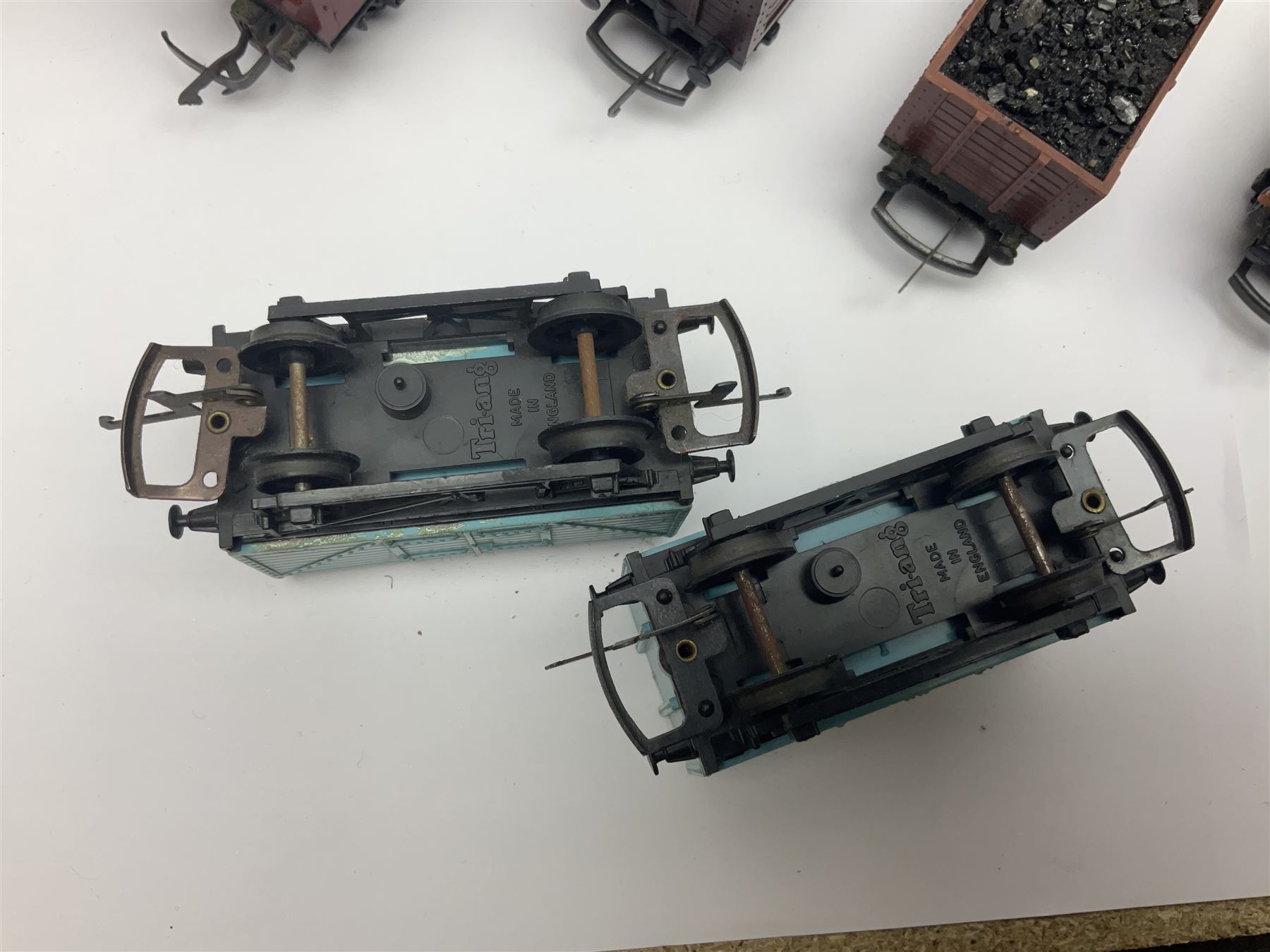 Various makers ‘00’ gauge - large quantity of rolling stock to include boxed Mainline, Graham Farish and Wrenn examples; loose examples to include Hornby, Tri-Ang, Joeuf etc 