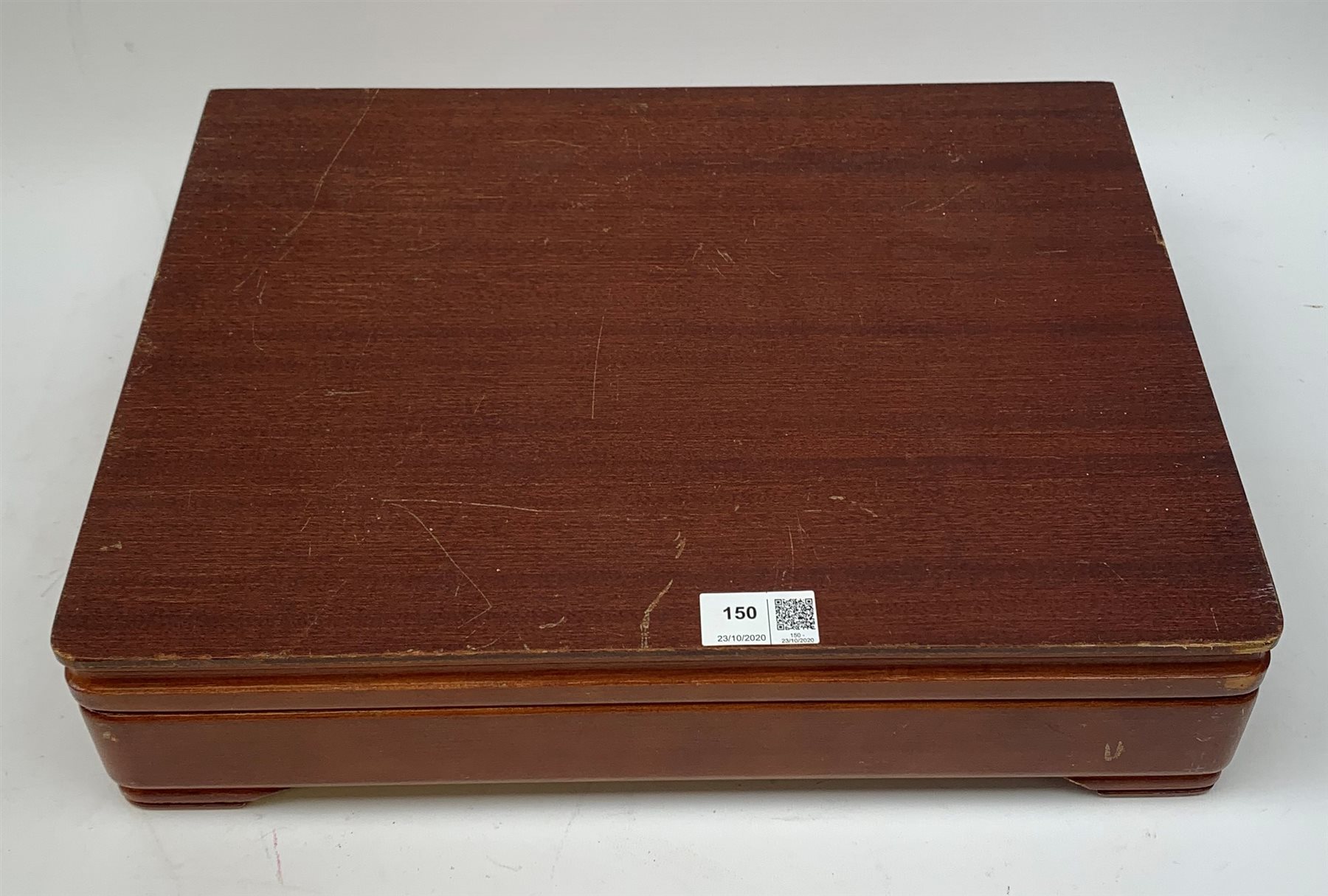 Canteen of Oneida Community plate cutlery in the Hampton Court pattern, six place settings in case