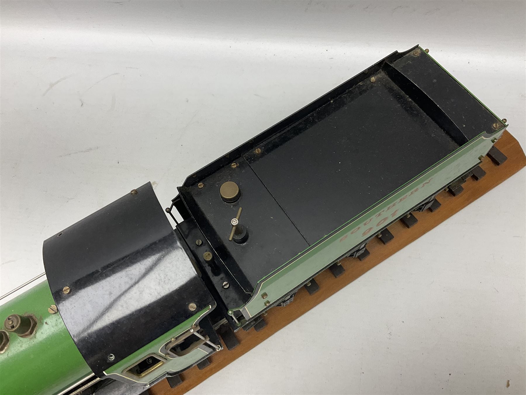 Gauge I - Aster live steam Southern Railway 4-4-0 Schools Class locomotive 'Winchester' No.901 with six-wheel tender; twin outside cylinders, smoke deflectors and spirit burner fed from tender tank, with Aster serial no. 6141167 between the wheels (2)