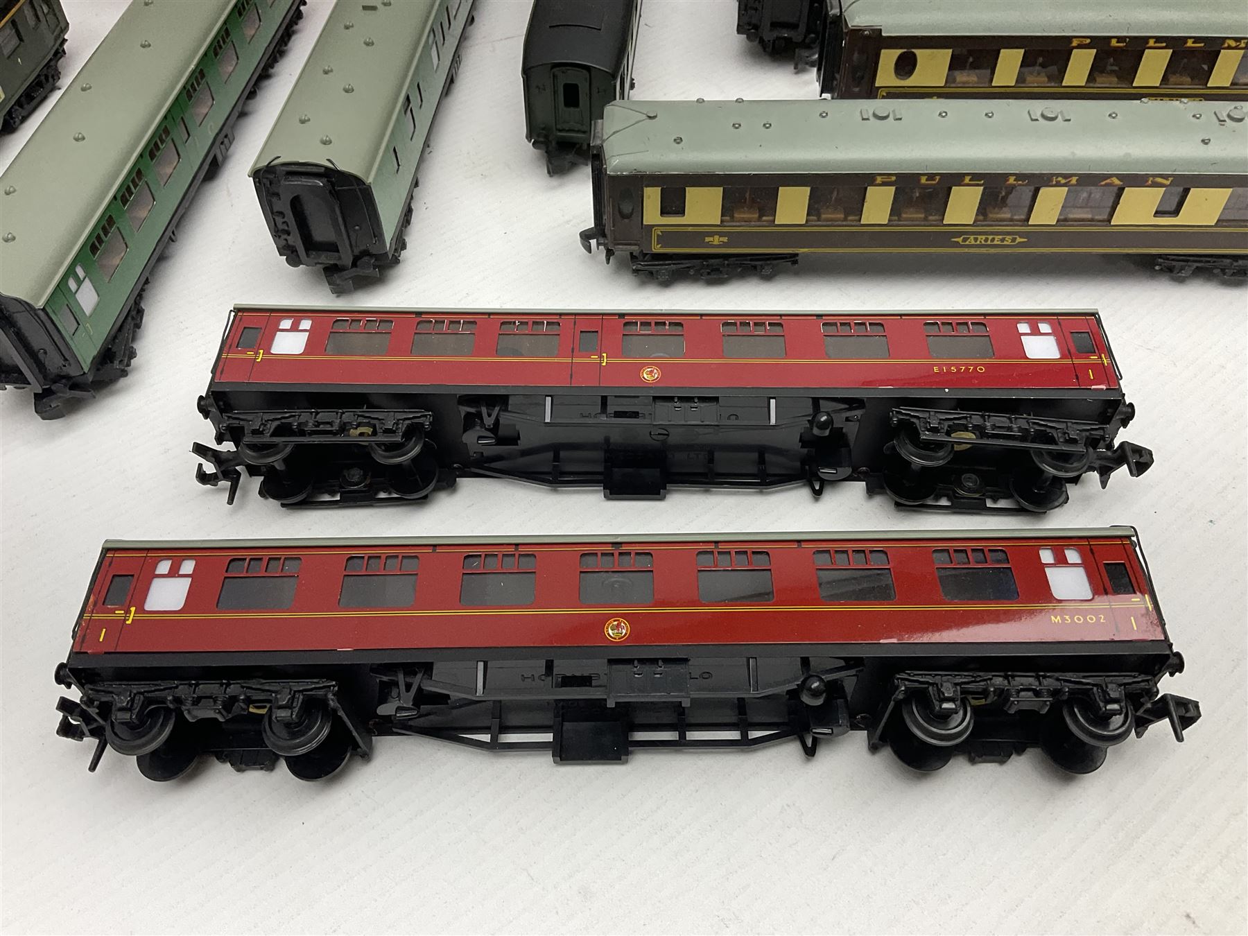 Hornby Dublo - ten passenger coaches including two Southern and four maroon BR Mk.I Passenger Coaches and four Pullman Cars (two x Aries, Car No.74 and Car No.79); together with two French SNCF HO Paris-Lille coaches; all but one unboxed (12)