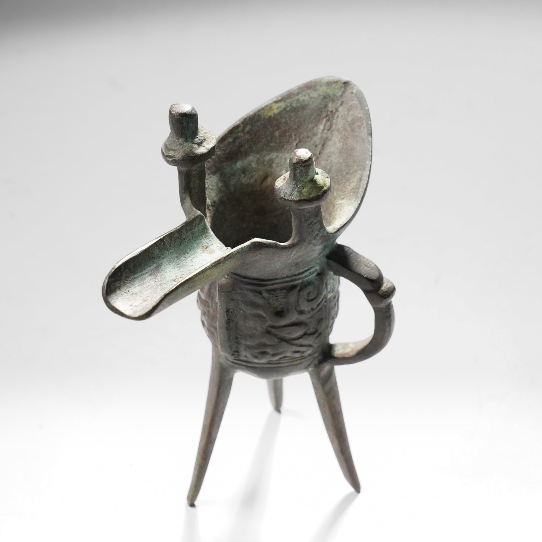 Chinese bronze archaistic tripod vessel, with twin posts, H16cm 