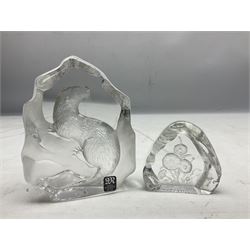 Mats Jonasson of Sweden glass Otter paperweight, Capredoni by Dartington Crystal Crysanthemum paperweight, boxed British Fossils agate geode, silver plated wine bottle coaster and Aynsley vase, etc, all boxed