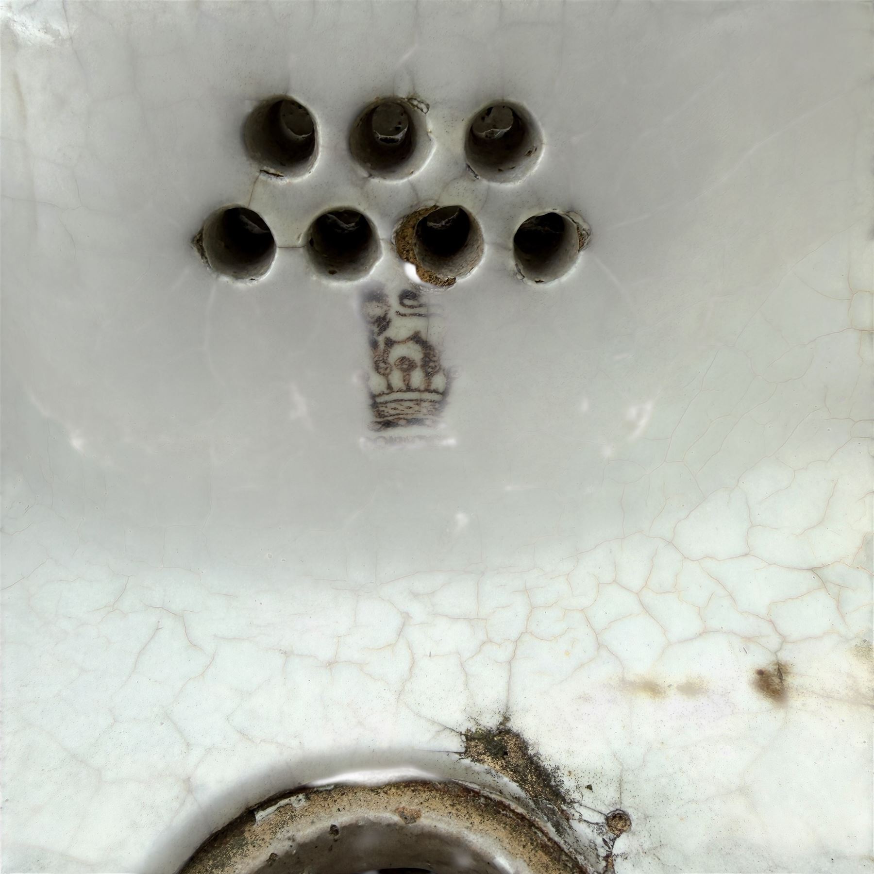 19th century porcelain Belfast sink, raised on two fluted ceramic end supports