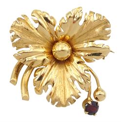 18ct gold single stone garnet flower brooch, stamped 750