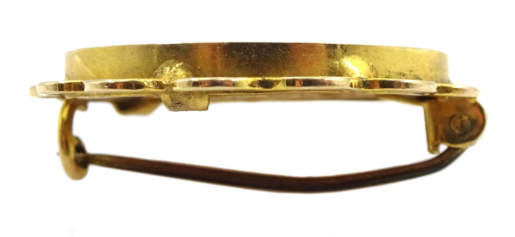 Queen Elizabeth II gold full sovereign coin, loose mounted in 9ct gold brooch