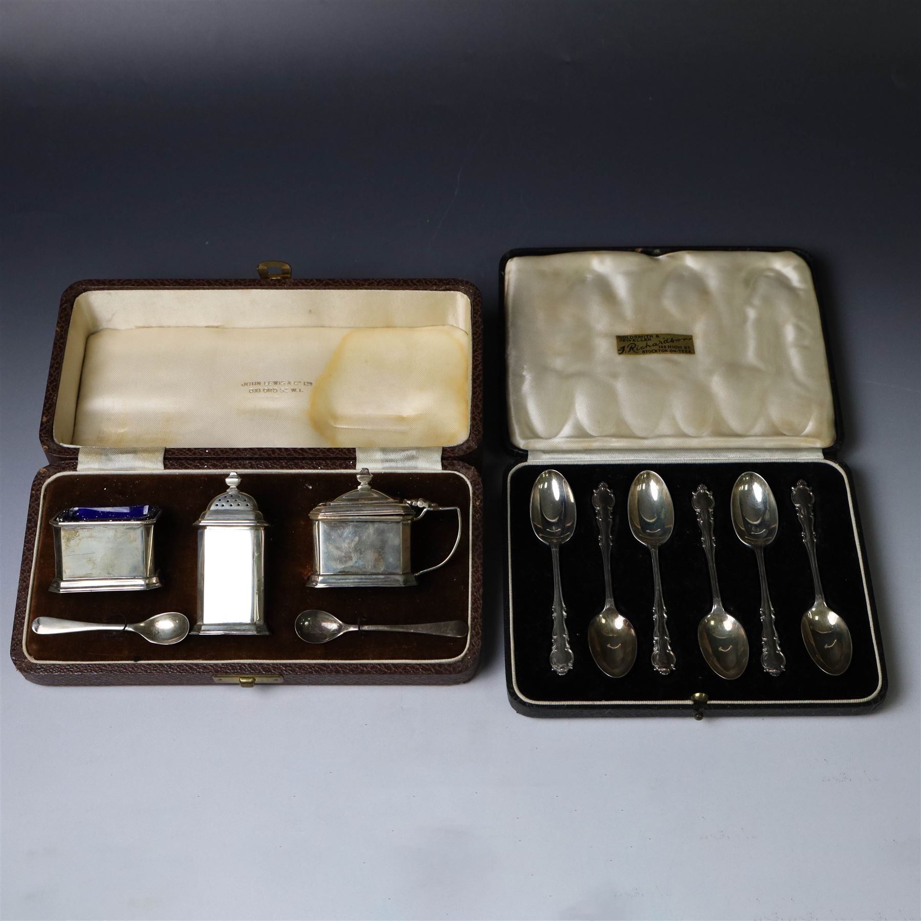 1930s silver three piece cruet set, comprising pepper shaker, open salt and mustard pot, with two matched silver spoons, together with a set of 1930s silver teaspoons, all cased and hallmarked
