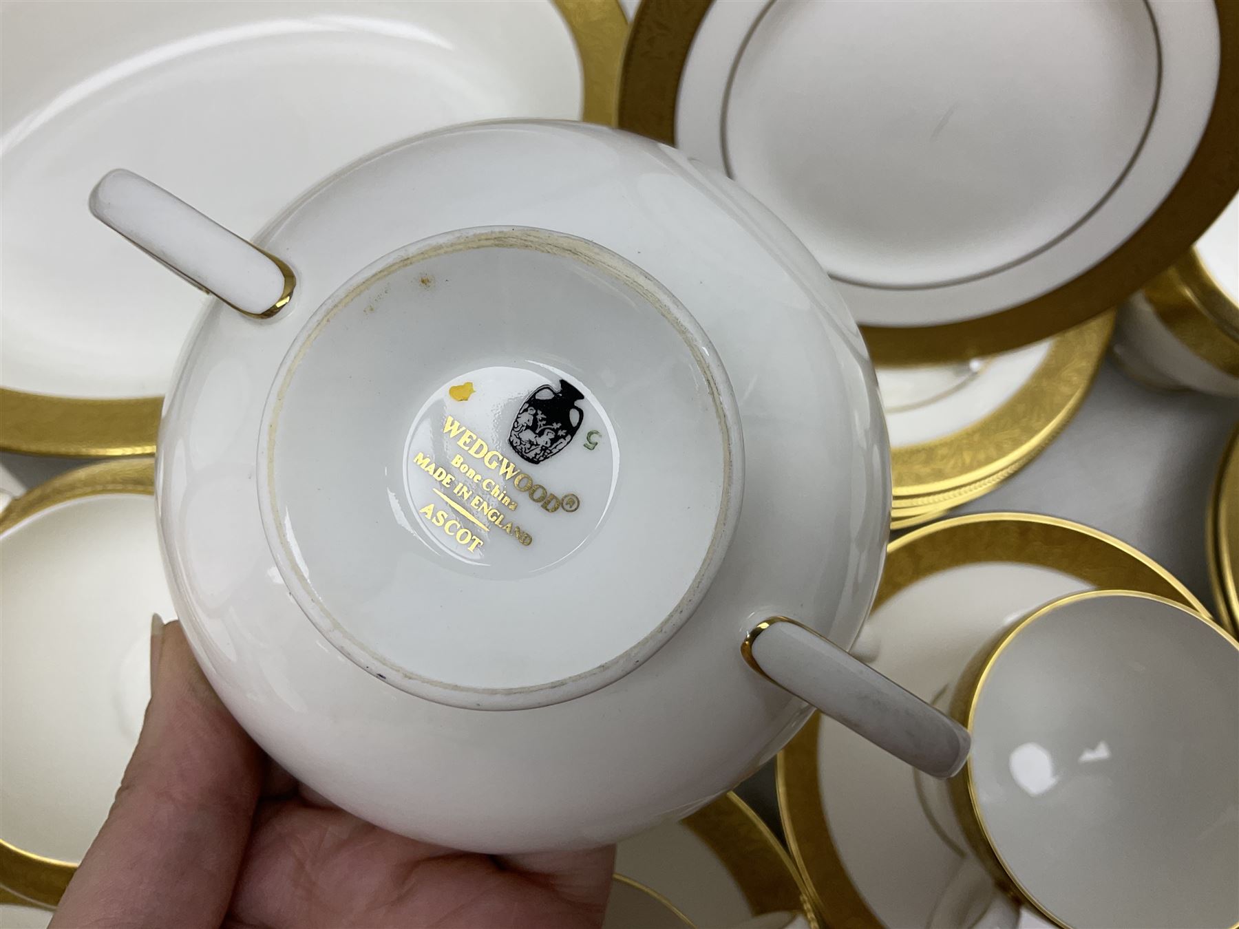 Wedgwood Ascot pattern part tea and dinner service, comprising eleven dinner plates, ten small dinner plates, nine bowls, eight dessert plates, seven saucers, nine tea cups, sauce boat and stand, milk jug, two twin handled soup bowls, serving dish and meat platter (60)
