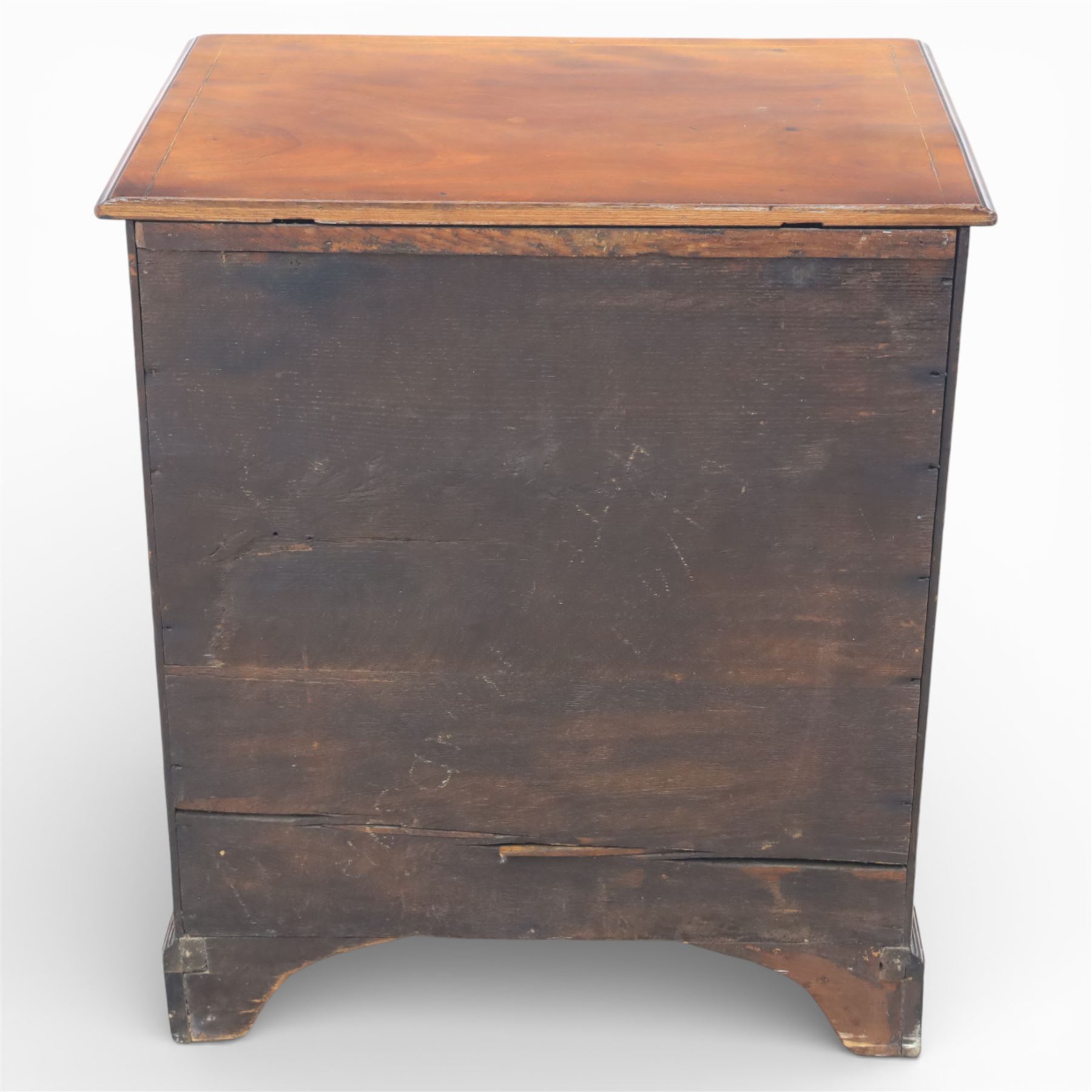 Edwardian mahogany bachelor chest with inlay, the rectangular crossbanded top with fine stringing over a graduated arrangement of four drawers fitted with brass swan neck handles, standing on a moulded plinth above bracket feet