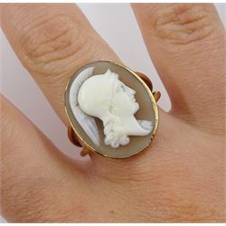 Victorian gold cameo ring, depicting a Roman centurion