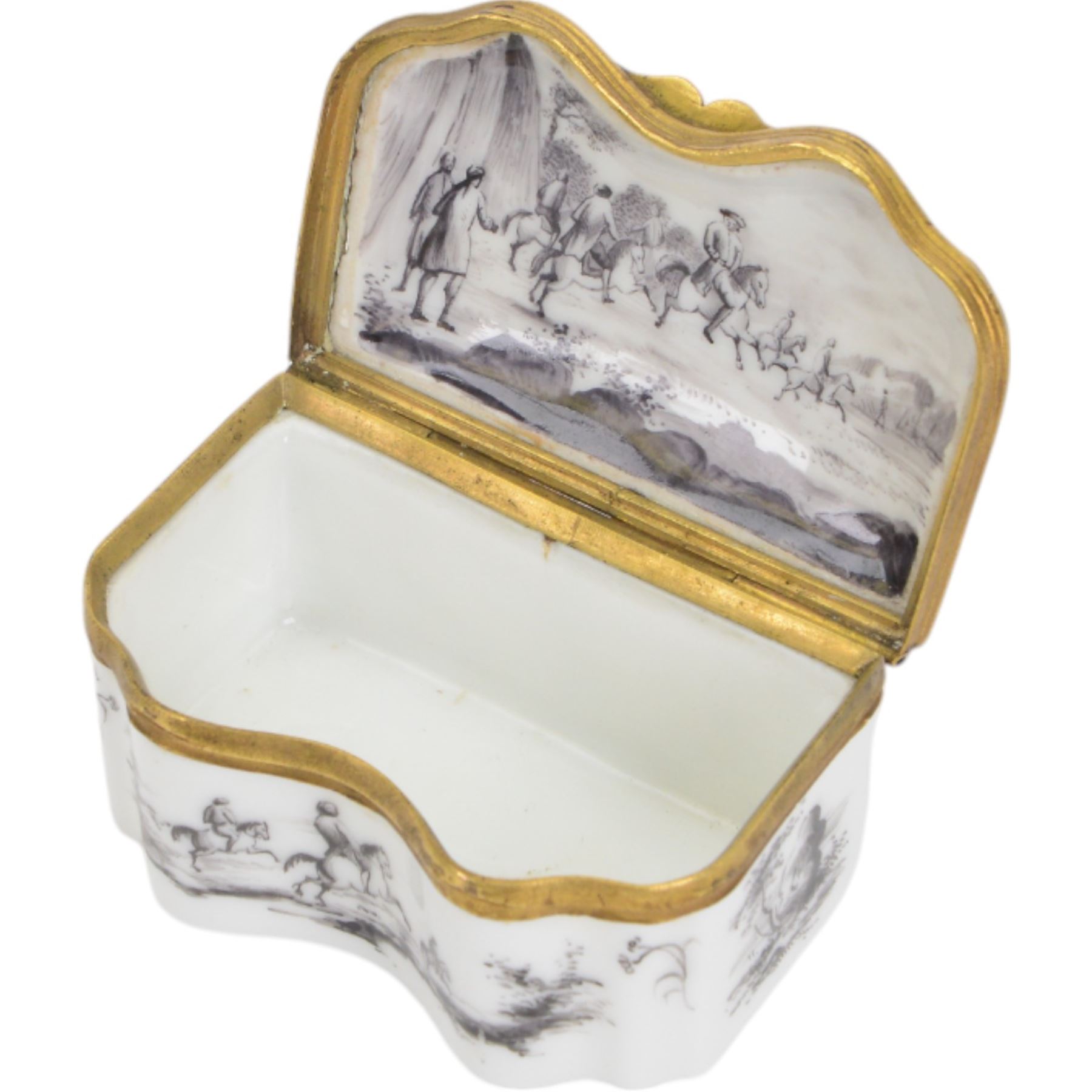 19th century Samson porcelain trinket box, with black hand painted decoration upon a white ground, depicting a battle scene to hinged cover with soldiers on horseback, grave stones and a lone soldier to sides and underside, with spurious blue crossed swords mark beneath, H4.5cm, W8cm
