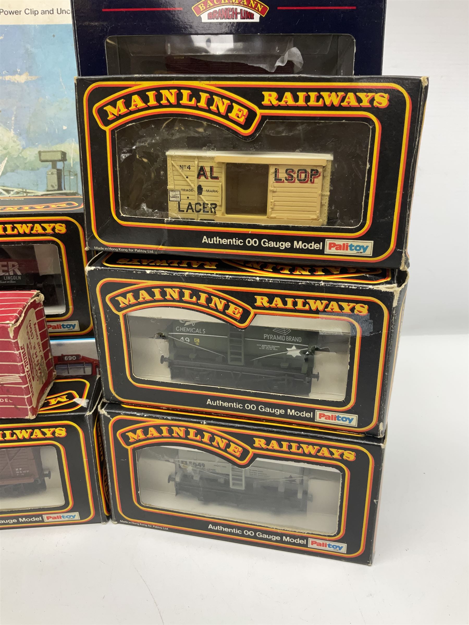 Hornby '00' gauge - RS.651 Freightmaster Set with Class 31 Diesel (Brush Type 2) A1A-A1A locomotive, seven wagons and track; boxed; together with fifteen various makers wagons and Busch Micro Electronic Roadworks Sign Set; predominantly boxed